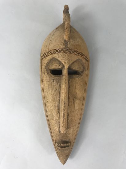 null Lot of five masks of type Africa

Wood, pigments, beads

Height from 18 cm....