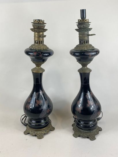 null CHINA.

Pair of lamps, the shaft in porcelain with peacock decoration. 

Height...