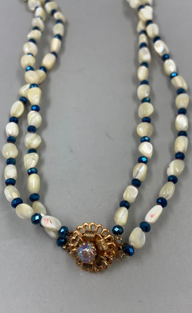null Lot including : 

- Long turquoise necklace and freshwater pearls. Length: 70...