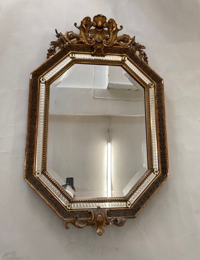 null Grand miroir à parecloses en verre de Murano. Le fronton à décor d'une feuille...
