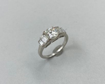 null 18k white gold ring set with a 1.40ct diamond and four baguette-cut diamonds....
