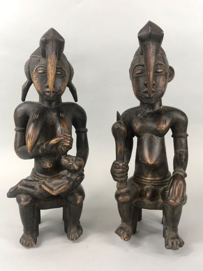 null Lot de deux statuettes de type Senoufo, Côte d’Ivoire

Bois à patine brun noir

Haut....