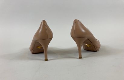 null PRADA

A pair of pink heels, size 36.

(Good condition, wear)