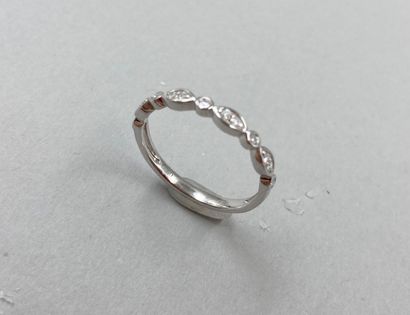 null Half wedding ring in 18k white gold with geometric patterns set with diamonds.

PB...