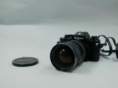 null Appareil photo Nikon EM, avec son objectif SOLIGOR Macro 3,5/105mm, Japon. 

Dans...