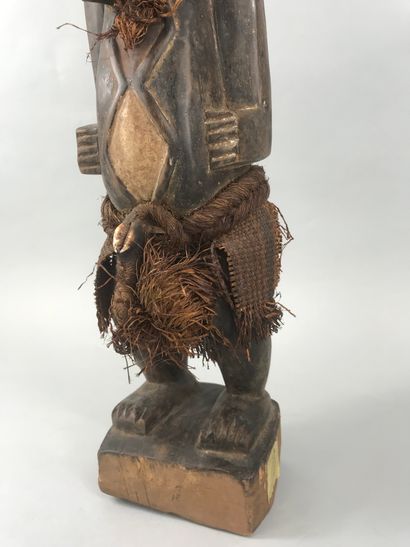 null Statue de type Tsogho, Gabon

Bois à patine brune, pigments

Haut. : 57,5 c...