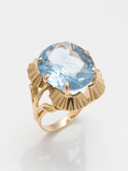 null Yellow gold ring 18k decorated with an aquamarine surrounded by a radiant decoration.

Circa...