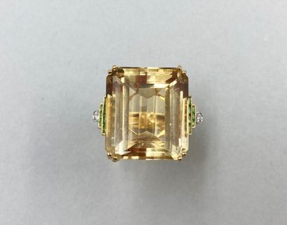 null Important 18k yellow gold ring set with a 16.20ct citrine, stavorites and two...