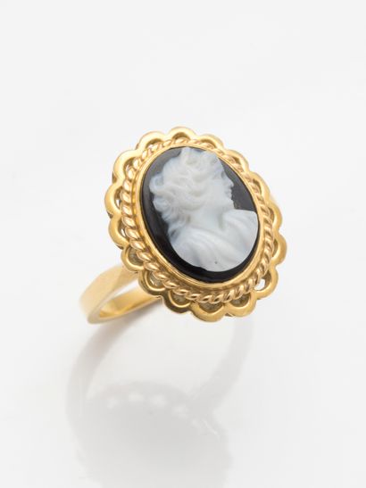 18k rose gold ring set with a cameo on agate.

Period...