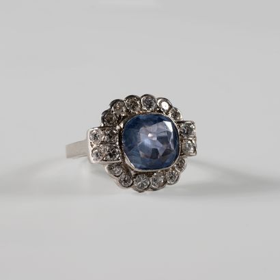null 
18k white gold ring set with a natural Ceylon sapphire of 3.55cts and diamonds...