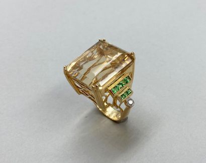 null Important 18k yellow gold ring set with a 16.20ct citrine, stavorites and two...