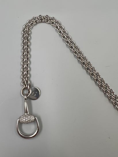 null GUCCI 

Necklace in 18k white gold holding in pendant a bit partially paved...