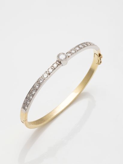 null 
Rigid 14k yellow gold opening band topped by a brilliant-cut diamond of 0.50ct...