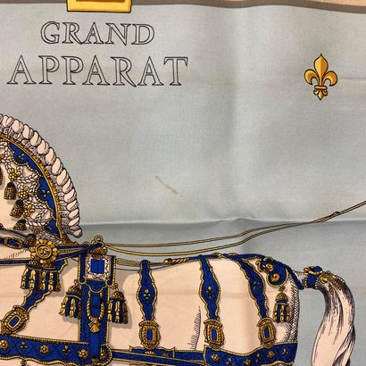 null HERMÈS Paris.

Carré en soie imprimé titré « Grand Apparat », signé Jacques...