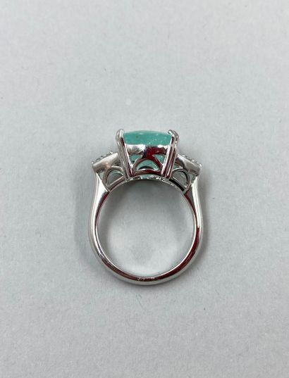 null 18k white gold ring set with a large natural Paraiba tourmaline of 5.86cts with...