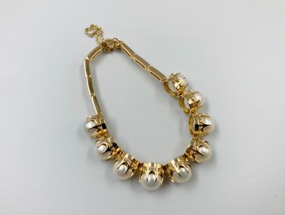 null Yellow gold bracelet 18k decorated with pearls. 

Gross weight : 21,10gr
