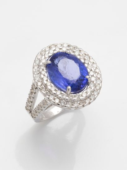null 18k white gold ring topped with an oval tanzanite of 3.50cts in a double diamond...