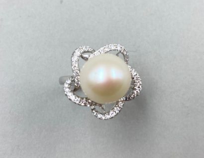 null Flower ring in 18k white gold, centered on a 10mm cultured pearl, the petals...