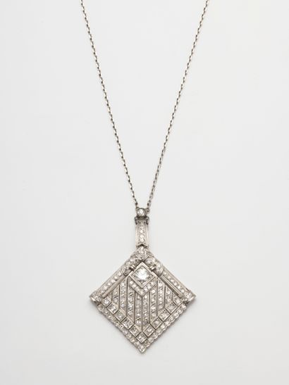 null 
Square pendant style ART DECO in platinum with geometric pavement of diamonds...