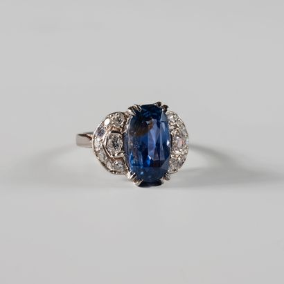 null 
18k white gold ring set with a natural Ceylon sapphire of 3.88cts and diamonds....