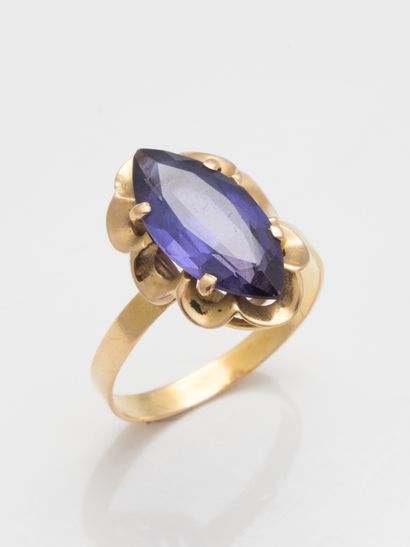 Marquise ring in 18k yellow gold topped by...