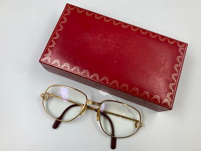 null CARTIER Paris

Pair of gold-plated glasses.

Signed. (In a case)