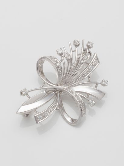 null 
Brooch in 18k white gold paved with diamonds.

Work of the 1970s.

PB : 9,...