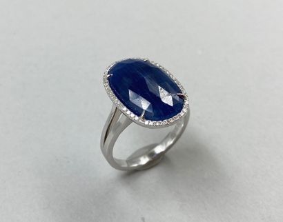 null 18k white gold ring set with an 8ct faceted sapphire surrounded by a line of...