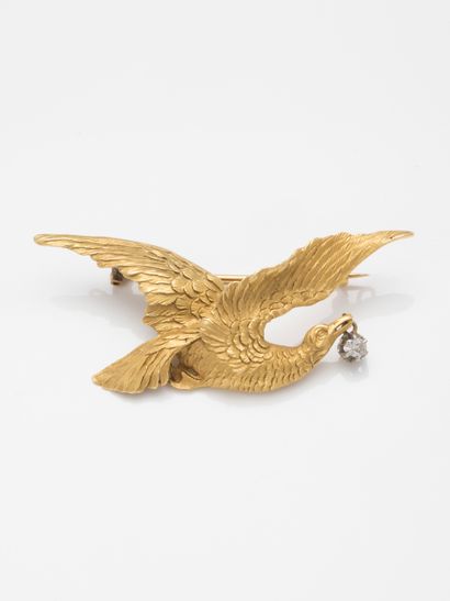 Brooch in 18k yellow gold finely chiseled...