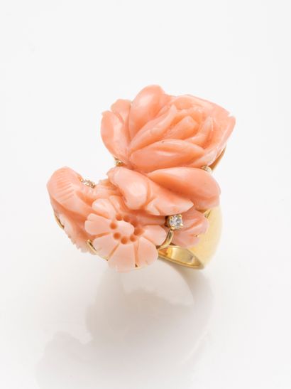 null Important 18k yellow gold ring topped with chased coral flowers punctuated with...