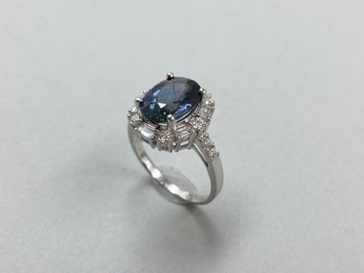 null Marquise ring in 18k white gold surmounted by a natural sapphire of 3.73cts...