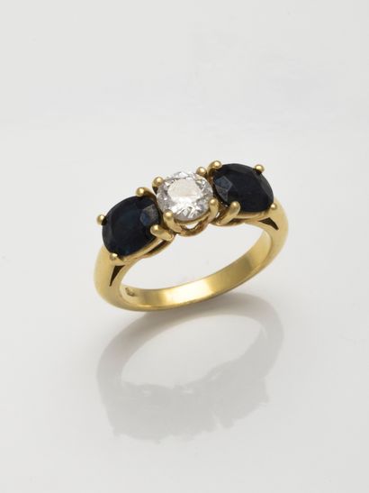 null 18k yellow gold trilogy ring set with a brilliant-cut diamond of 0.60cts and...