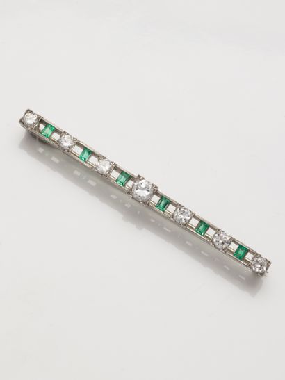 null 
Barrette brooch in platinum and openwork 18k white gold set with seven diamonds...