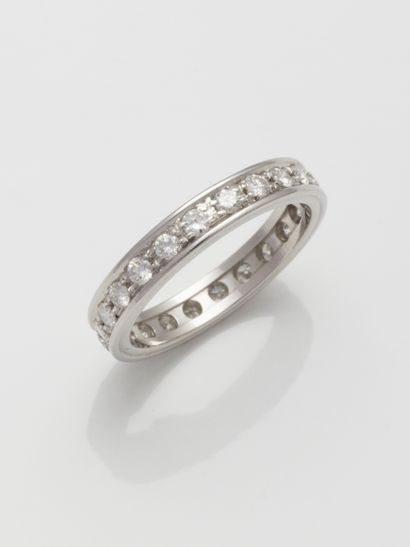 null American wedding band in 18k gold entirely set with diamonds. 

TDD : 53. Gross...