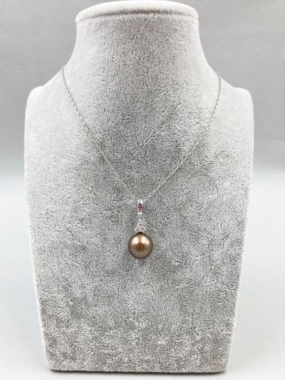 null Pendentif en or blanc 18k retenant une perle de Tahiti chocolat surmontée d'un...