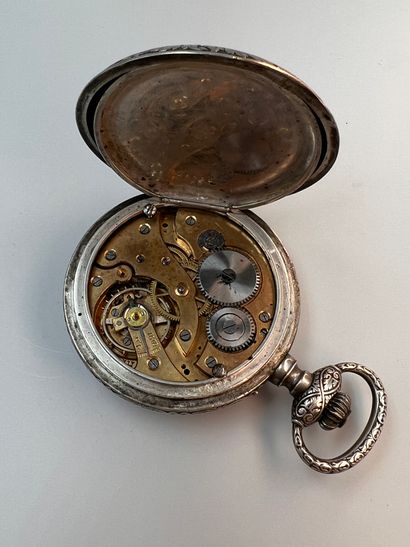 null Pocket watch. Silver case engraved on both sides with decorations of heads of...