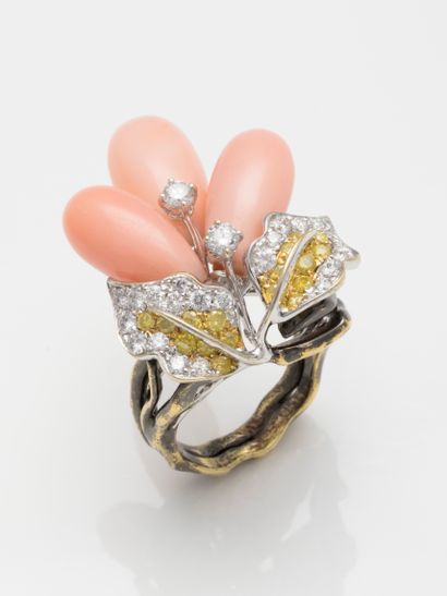 null Ring in white gold and 18k rhodium-plated gold with a flower motif, the petals...