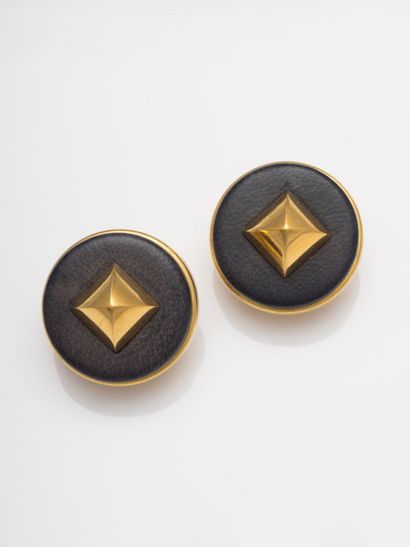 null HERMES Paris

Pair of gilded metal and leather "Médor" ear clips. Signed. 

Diameter:...
