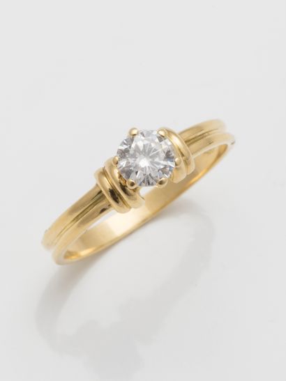 null Solitaire ring in 18k yellow gold with a brilliant-cut diamond of 0.25cts. 

Gross...