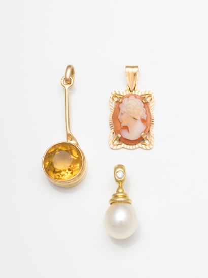 null Lot of three small pendants in 18k yellow gold: 

- Shell cameo pendant in 18k...