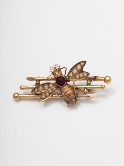null Brooch in 18k yellow gold representing a bee decorated with pearls and a red...