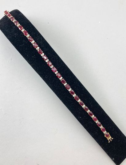 null Two tone 18k gold bracelet formed by a line of rubies alternated with diamonds....