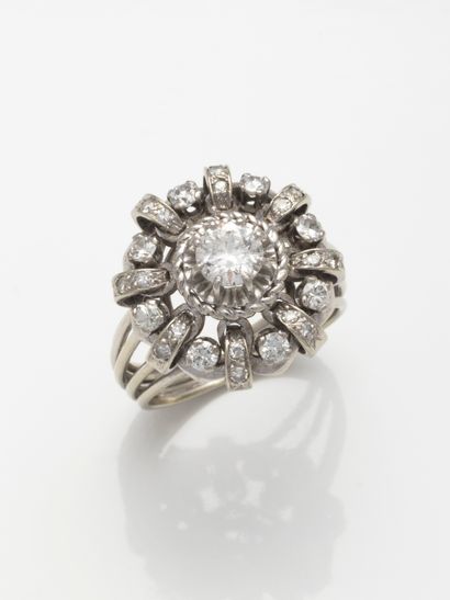 null Round ring in 18k white gold surmounted by a central brilliant-cut diamond of...