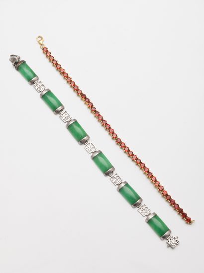 null Bracelet line flexible vermeil decorated with round garnets. Gross weight: 10,30gr....
