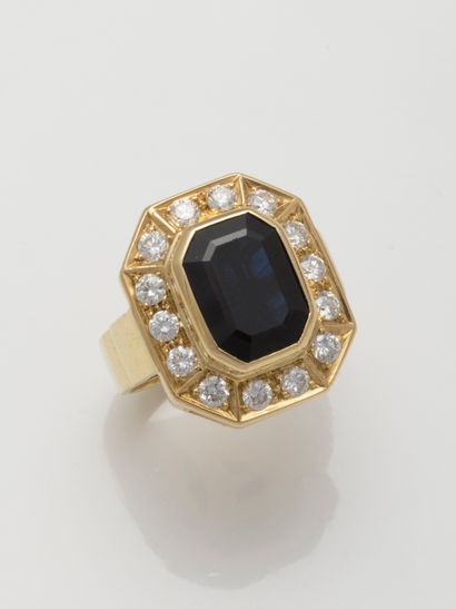 null 18k yellow gold ring, the octagonal bezel is centered with an emerald-cut spinel...