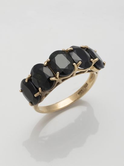 null Ring in 9k gold topped with five oval sapphires.

Gross weight: 4,10gr. TDD...