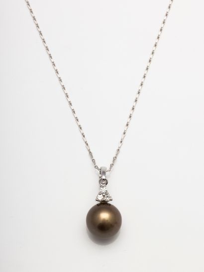 null 18k white gold pendant holding a chocolate Tahitian pearl topped by a triangle...