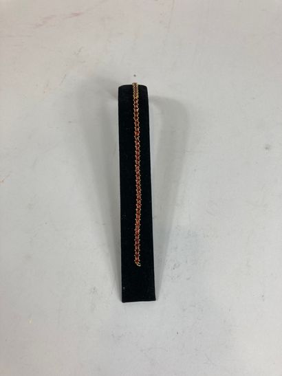 null Bracelet line flexible vermeil decorated with round garnets. Gross weight: 10,30gr....