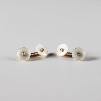 null Pair of 18k yellow gold, platinum and mother-of-pearl cufflinks set with old...