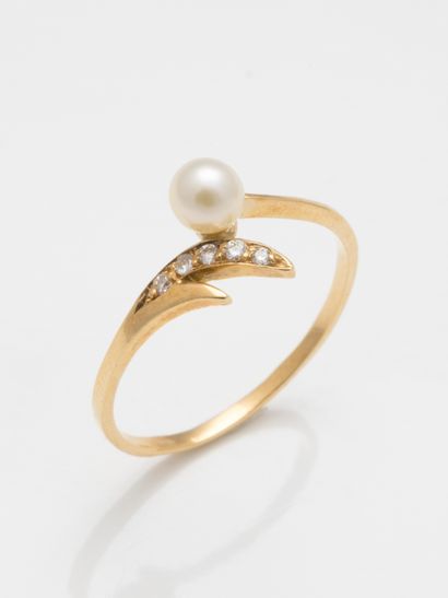 null 18k yellow gold ring set with a white cultured pearl and a leaf motif set with...